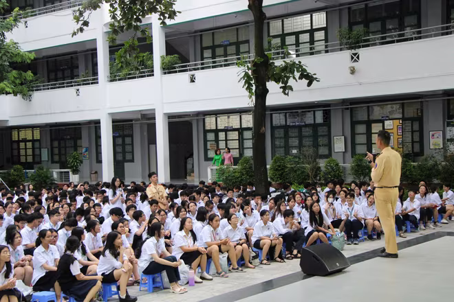 Đội CSGT số 6 tuyên truyền tại trường THCS và THPT Nguyễn Tất Thành.