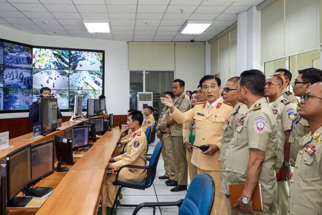 Đại tá Trần Đình Nghĩa, Trưởng phòng CSGT giới thiệu với đoàn về Trung tâm điều khiển giao thông thuộc Phòng Cảnh sát giao thông, Công an TP Hà Nội. Đại tá Trần Đình Nghĩa, Trưởng phòng CSGT giới thiệu với đoàn về Trung tâm điều khiển giao thông thuộc Phòng Cảnh sát giao thông, Công an TP Hà Nội.