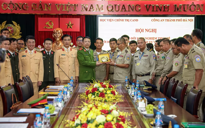 Hai bên đã trao tặng nhau những món quà lưu niệm có ý nghĩa, gắn kết tình hữu nghị hai nước Việt Nam – Campuchia. Hai bên đã trao tặng nhau những món quà lưu niệm có ý nghĩa, gắn kết tình hữu nghị hai nước Việt Nam – Campuchia.