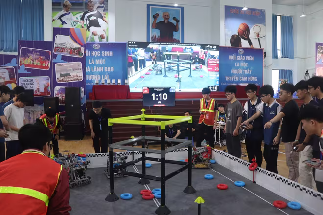 Hai đội THPT đang thi đấu rất quyết liệt. Ảnh: Hoàng Tùng Hai đội THPT đang thi đấu rất quyết liệt. Ảnh: Hoàng Tùng