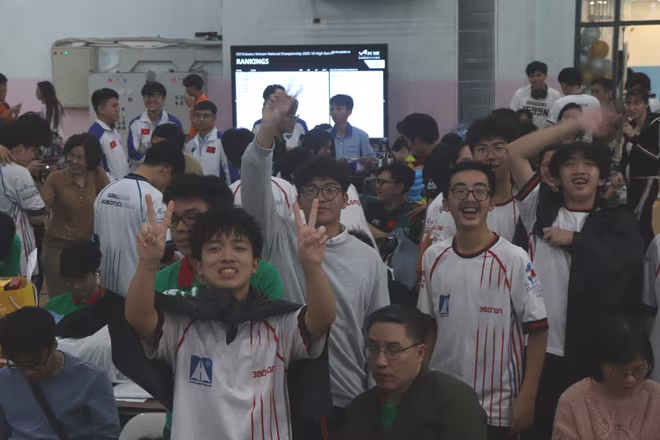 Các bạn học sinh vô cùng mừng rỡ và phấn khởi khi tham gia giải đấu. Ảnh: Hoàng Tùng Các bạn học sinh vô cùng mừng rỡ và phấn khởi khi tham gia giải đấu. Ảnh: Hoàng Tùng