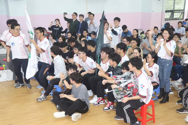 Ngoài giải Vô địch Liên minh, đội GreenAms Robotics còn giành nhiều giải thường khác. Ảnh: Hoàng Tùng Ngoài giải Vô địch Liên minh, đội GreenAms Robotics còn giành nhiều giải thường khác. Ảnh: Hoàng Tùng