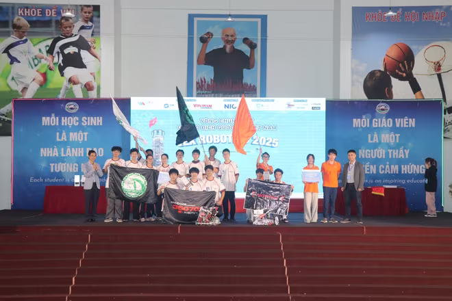 Đội Enterprise Robotics Team - Trường THPT FPT Cần Thơ (bên phải) và đội Green Ams Robotics đã cùng giành giải Vô địch Liên minh. Ảnh: Hoàng Tùng Đội Enterprise Robotics Team - Trường THPT FPT Cần Thơ (bên phải) và đội Green Ams Robotics đã cùng giành giải Vô địch Liên minh. Ảnh: Hoàng Tùng