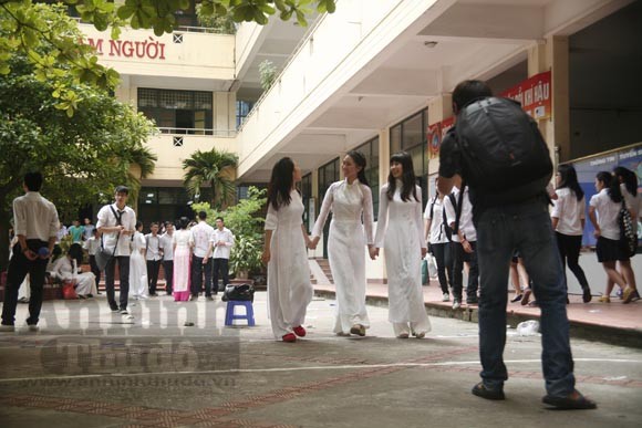 Xúc động "ngày chia xa" của thầy - trò trường THPT Nguyễn Tất Thành ảnh 18 Xúc động "ngày chia xa" của thầy - trò trường THPT Nguyễn Tất Thành ảnh 18