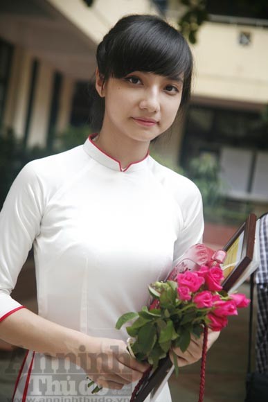 Xúc động "ngày chia xa" của thầy - trò trường THPT Nguyễn Tất Thành ảnh 15 Xúc động "ngày chia xa" của thầy - trò trường THPT Nguyễn Tất Thành ảnh 15