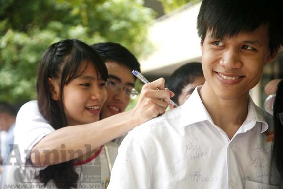 Xúc động "ngày chia xa" của thầy - trò trường THPT Nguyễn Tất Thành ảnh 8 Xúc động "ngày chia xa" của thầy - trò trường THPT Nguyễn Tất Thành ảnh 8