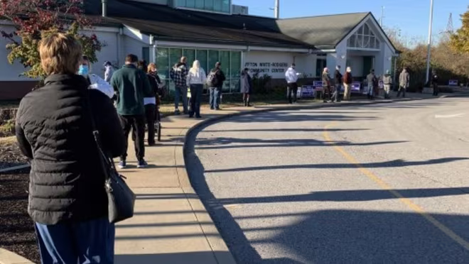 Mọi người xếp hàng bỏ phiếu bầu Tổng thống Mỹ 2020 tại Trung tâm Cộng đồng Affton White-Rodgers, ngày 4-11-2020