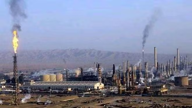 Các quan chức tạm dừng các hoạt động tại nhà máy lọc dầu Siniya sau vụ tấn công tên lửa của IS Các quan chức tạm dừng các hoạt động tại nhà máy lọc dầu Siniya sau vụ tấn công tên lửa của IS