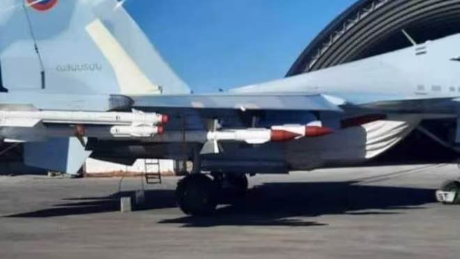 Bức ảnh chụp cho thấy Su30SM của không quân Armenia được trang bị tên lửa