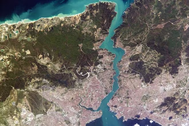 Dự kiến, kênh đào Istanbul có kinh phí xây dựng 75 tỷ lira (9,2 tỷ USD) và sẽ kết nối Biển Đen ở phía Bắc Istanbul với biển Marmara ở phía Nam thành phố. Dự kiến, kênh đào Istanbul có kinh phí xây dựng 75 tỷ lira (9,2 tỷ USD) và sẽ kết nối Biển Đen ở phía Bắc Istanbul với biển Marmara ở phía Nam thành phố.