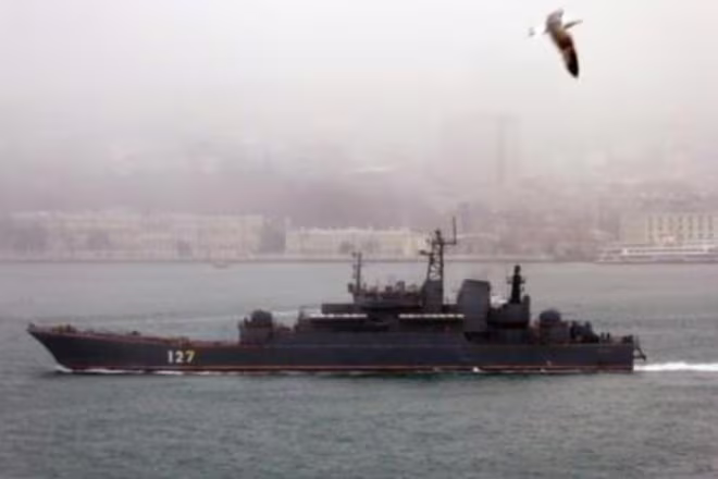 Eo biển Bosphorus hoàn toàn do Ankara kiểm soát, có chiều dài 31 km, ngăn cách giữa châu Á và châu Âu, là “yết hầu” vào Biển Đen. Eo biển Bosphorus hoàn toàn do Ankara kiểm soát, có chiều dài 31 km, ngăn cách giữa châu Á và châu Âu, là “yết hầu” vào Biển Đen.