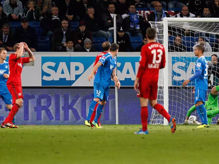 Kỳ dị bàn thắng "ma" của Leverkusen ảnh 2 Kỳ dị bàn thắng "ma" của Leverkusen ảnh 2