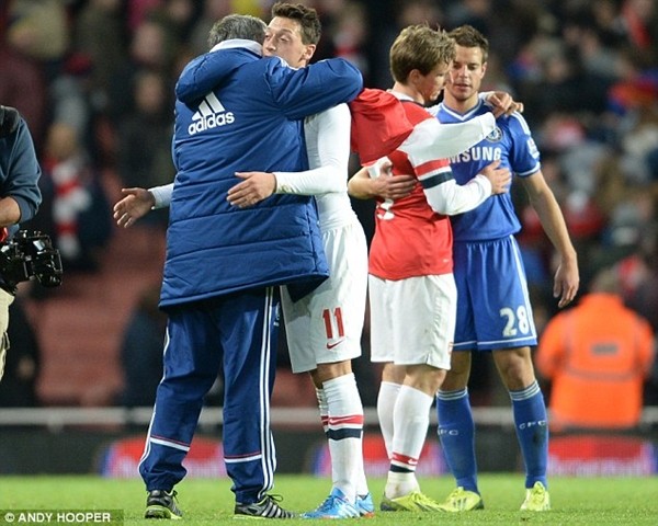 Mourinho... xin áo Ozil làm kỷ niệm ảnh 1 Mourinho... xin áo Ozil làm kỷ niệm ảnh 1