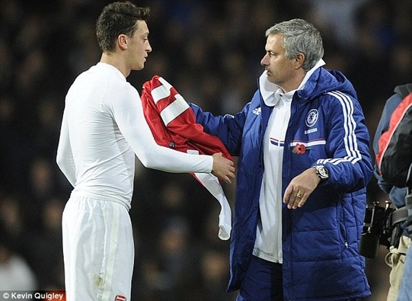 Mourinho... xin áo Ozil làm kỷ niệm ảnh 2 Mourinho... xin áo Ozil làm kỷ niệm ảnh 2