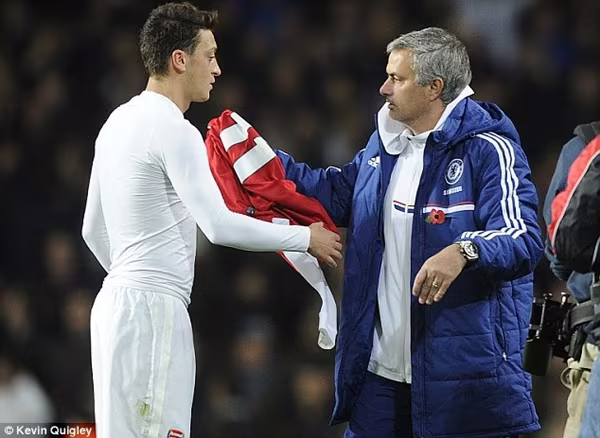 Mourinho... xin áo Ozil làm kỷ niệm ảnh 2 Mourinho... xin áo Ozil làm kỷ niệm ảnh 2