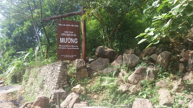Đỏ hoen khóe mắt, tận nhìn nhà Lang người Mường sau cháy ảnh 1 Đỏ hoen khóe mắt, tận nhìn nhà Lang người Mường sau cháy ảnh 1