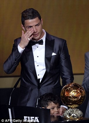 Giành QBV FIFA, Ronaldo bật khóc ảnh 2 Giành QBV FIFA, Ronaldo bật khóc ảnh 2