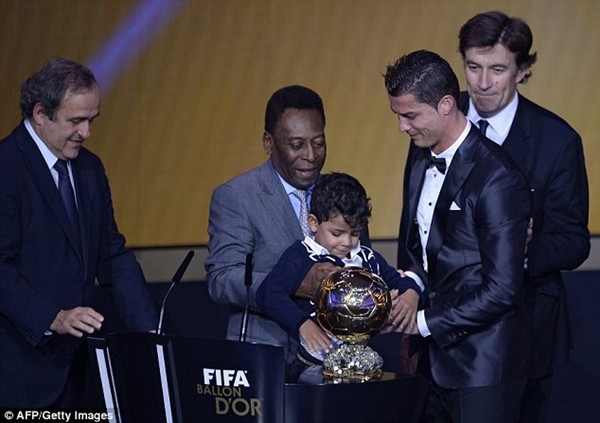 Giành QBV FIFA, Ronaldo bật khóc ảnh 3 Giành QBV FIFA, Ronaldo bật khóc ảnh 3