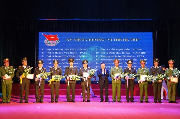 Tuyên dương 10 gương mặt trẻ Công an Thủ đô xuất sắc tiêu biểu năm 2013 ảnh 5 Tuyên dương 10 gương mặt trẻ Công an Thủ đô xuất sắc tiêu biểu năm 2013 ảnh 5