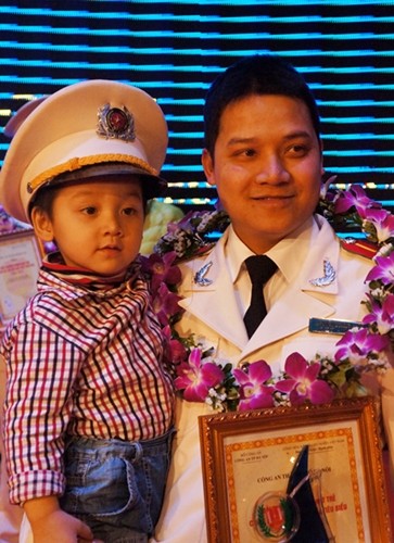 Tuyên dương 10 gương mặt trẻ Công an Thủ đô xuất sắc tiêu biểu năm 2013 ảnh 4 Tuyên dương 10 gương mặt trẻ Công an Thủ đô xuất sắc tiêu biểu năm 2013 ảnh 4