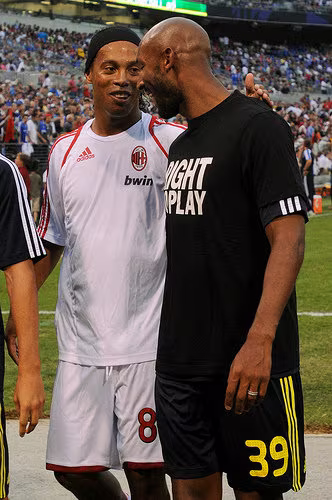 Anelka sắp thành đồng đội của... Ronaldinho ảnh 1 Anelka sắp thành đồng đội của... Ronaldinho ảnh 1