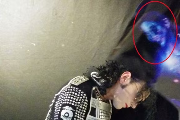SỐC: Hồn ma Michael Jackson hiện về cạnh người đóng vai mình? ảnh 1 SỐC: Hồn ma Michael Jackson hiện về cạnh người đóng vai mình? ảnh 1