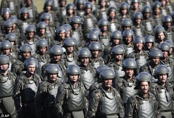 Cảnh sát ở World Cup 2014 trông không khác gì... Robocop ảnh 3 Cảnh sát ở World Cup 2014 trông không khác gì... Robocop ảnh 3