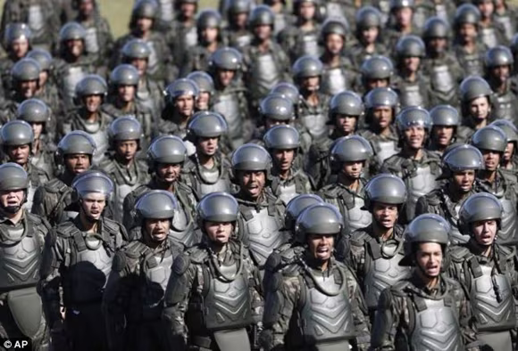 Cảnh sát ở World Cup 2014 trông không khác gì... Robocop ảnh 3 Cảnh sát ở World Cup 2014 trông không khác gì... Robocop ảnh 3