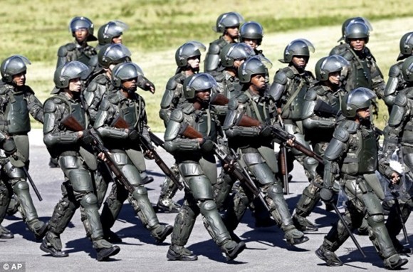 Cảnh sát ở World Cup 2014 trông không khác gì... Robocop ảnh 1 Cảnh sát ở World Cup 2014 trông không khác gì... Robocop ảnh 1
