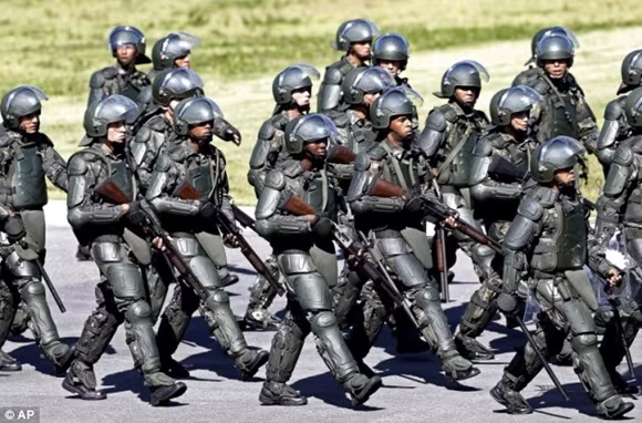 Cảnh sát ở World Cup 2014 trông không khác gì... Robocop ảnh 1 Cảnh sát ở World Cup 2014 trông không khác gì... Robocop ảnh 1