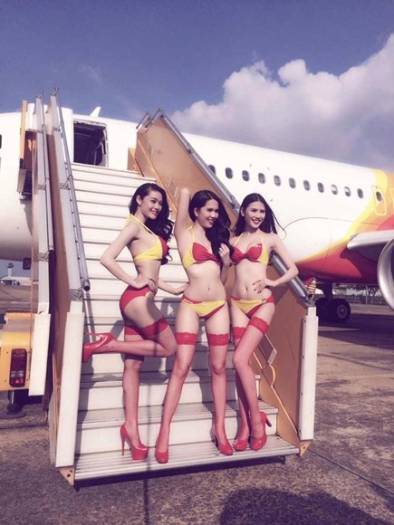 Diện bikini trên máy bay, Ngọc Trinh khiến cộng động mạng "phát sốt" ảnh 3 Diện bikini trên máy bay, Ngọc Trinh khiến cộng động mạng "phát sốt" ảnh 3