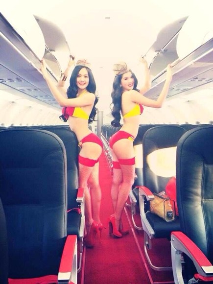 Diện bikini trên máy bay, Ngọc Trinh khiến cộng động mạng "phát sốt" ảnh 2 Diện bikini trên máy bay, Ngọc Trinh khiến cộng động mạng "phát sốt" ảnh 2