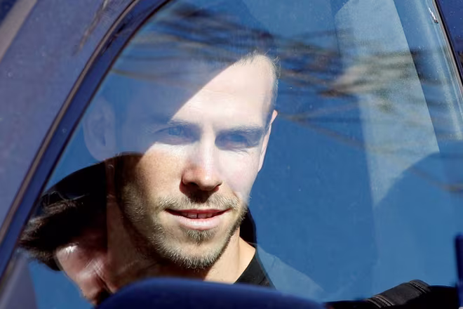 Bale trên xe về đại bản doanh của Tottenham Bale trên xe về đại bản doanh của Tottenham