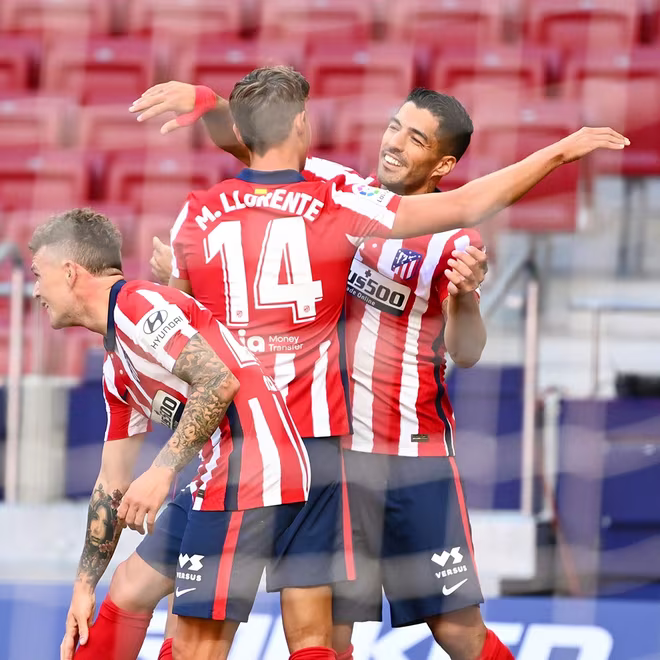 Luis Suarez (phải) hòa nhập quá nhanh ở Atletico Madrid Luis Suarez (phải) hòa nhập quá nhanh ở Atletico Madrid