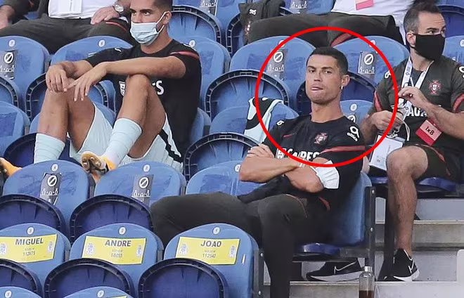 Ronaldo từng phớt lờ quy định đeo khẩu trang hôm 6-9 Ronaldo từng phớt lờ quy định đeo khẩu trang hôm 6-9