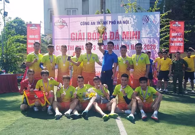 Đội Trung đoàn CSCĐ nâng cúp vô địch giải Đội Trung đoàn CSCĐ nâng cúp vô địch giải