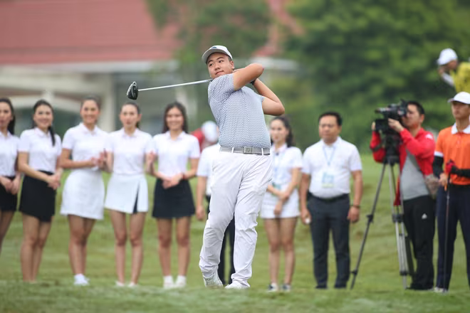 Golfer Đặng Minh phát bóng khai mạc giải Golfer Đặng Minh phát bóng khai mạc giải