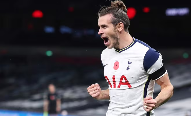 Bale ăn mừng bàn thắng đầu tiên sau khi trở lại Tottenham Bale ăn mừng bàn thắng đầu tiên sau khi trở lại Tottenham