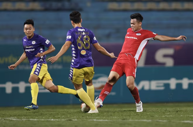 Viettel (phải) đang đứng trước bước ngoặt quan trọng Viettel (phải) đang đứng trước bước ngoặt quan trọng