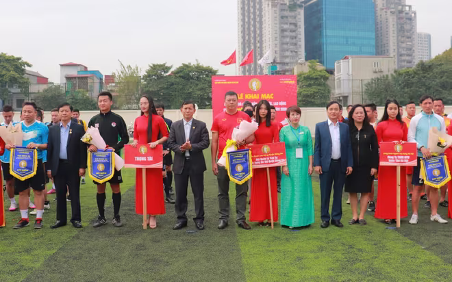 Ban Tổ chức, các vị khách quý chụp ảnh lưu niệm cùng các đội bóng và tổ trọng tài điều hành tại giải Ban Tổ chức, các vị khách quý chụp ảnh lưu niệm cùng các đội bóng và tổ trọng tài điều hành tại giải