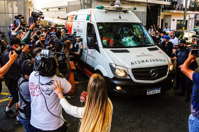 Xe cứu thương đưa Maradona rời bệnh viện hôm 11-11