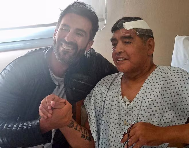 Maradona (phải) sau ca phẫu thuật