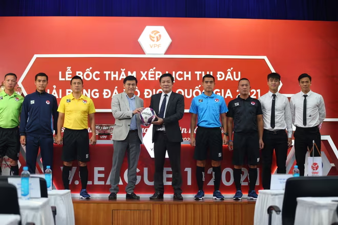 Đại diện VPF và Động Lực cùng bóng thi đấu mới và trang phục trọng tài mới, tại Lễ bốc thăm xếp lịch Giải bóng đá VĐQG 2021 chiều 12-12