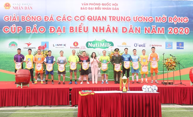 Trưởng ban Tổ chức giải đấu, Phó Tổng biên tập Báo Đại biểu Nhân dân Phạm Thị Thanh Huyền tặng cờ lưu niệm cho đại diện các đội bóng dự giải Trưởng ban Tổ chức giải đấu, Phó Tổng biên tập Báo Đại biểu Nhân dân Phạm Thị Thanh Huyền tặng cờ lưu niệm cho đại diện các đội bóng dự giải