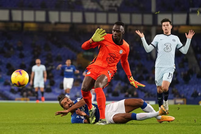 Cuối cùng thì Mendy cũng phải mắc sai lầm như bao thủ môn khác Cuối cùng thì Mendy cũng phải mắc sai lầm như bao thủ môn khác