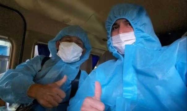 Hình ảnh đầu tiên của HLV Kiatisak (phải) tại Việt Nam Hình ảnh đầu tiên của HLV Kiatisak (phải) tại Việt Nam