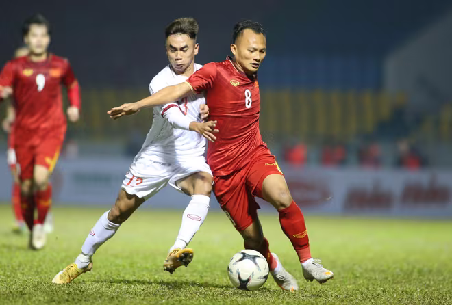 ĐTVN (đỏ) chơi không quá lấn lướt trước U22 VN (trắng) ĐTVN (đỏ) chơi không quá lấn lướt trước U22 VN (trắng)