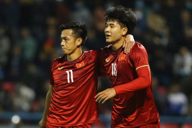 Văn Quyết và Đức Chinh đều ghi bàn mang về chiến thắng cho ĐTVN Văn Quyết và Đức Chinh đều ghi bàn mang về chiến thắng cho ĐTVN