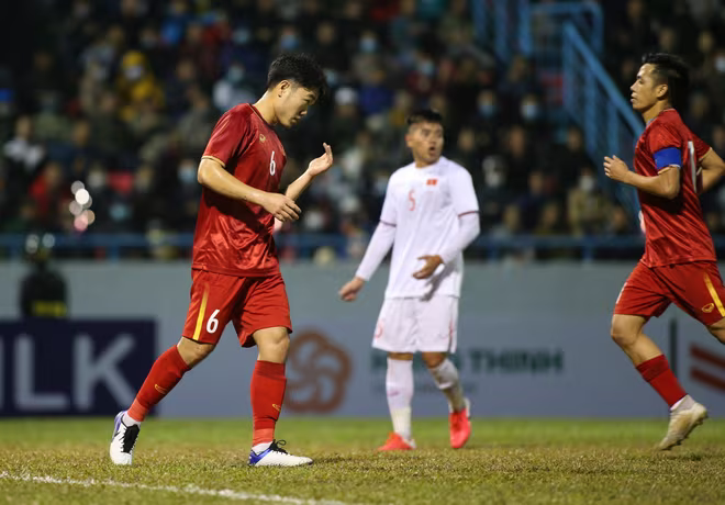 Xuân Trường gỡ hòa 2-2 cho đội bóng áo đỏ Xuân Trường gỡ hòa 2-2 cho đội bóng áo đỏ