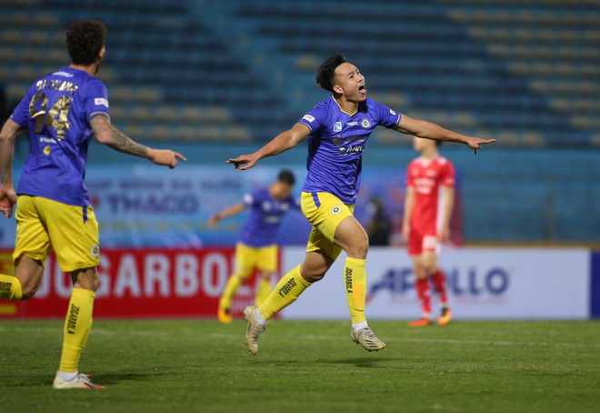 Bùi Hoàng Việt Anh ghi bàn duy nhất...